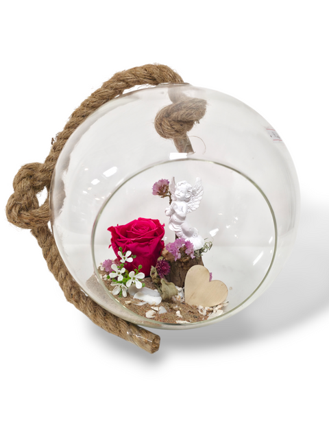 Rose éternelle fuchsia sous cloche de verre avec ange décoratif et corde naturelle