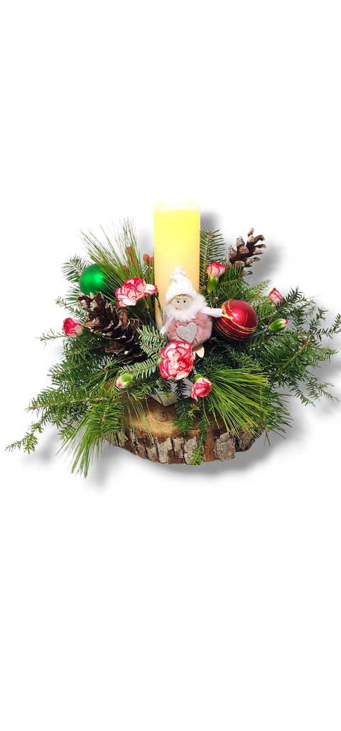 Centre de table de Noël avec chandelle LED, sapinage, fleurs rouges et blanches, cocottes, boules décoratives et un petit lutin – création rustique et festive.